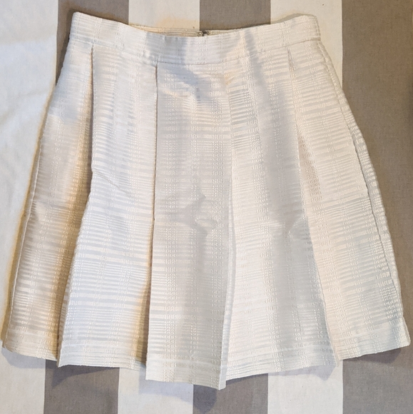 NWT White pleated pearlescent skirt - Picture 4 of 5